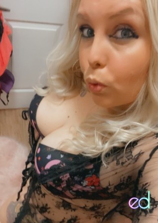 Norfolk | Escort April-34-1493531-photo-1